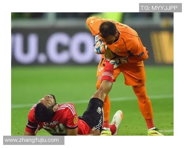 足球明星腿抽筋却依然舞动全场展现非凡魅力与坚持精神